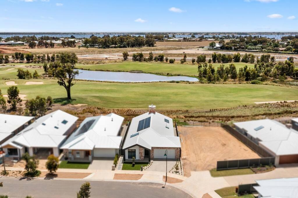 Golf Fronted Getaway Silverwoods Villa Yarrawonga Exterior photo